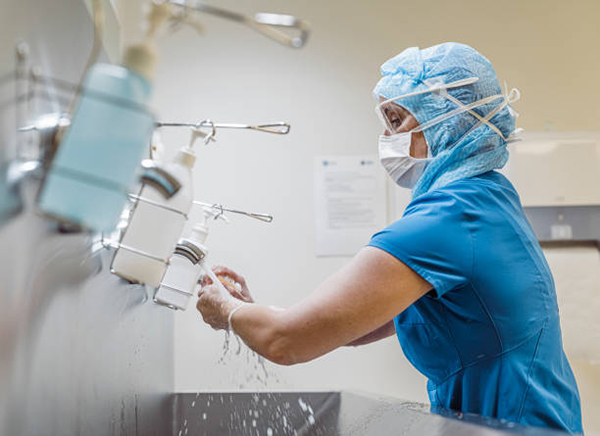 nurse washimg hands